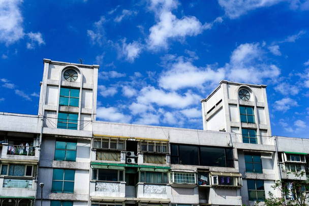 A low angle shot of an old apartment building under the cloudy sky in Taipei City, Taiwan - Foto, Imagem