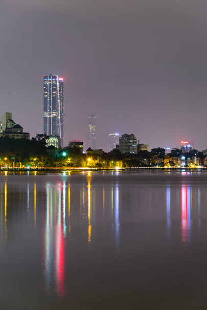 Reflexão do horizonte colorido do centro de Hanoi arranha-céus de West Lake
 - Foto, Imagem