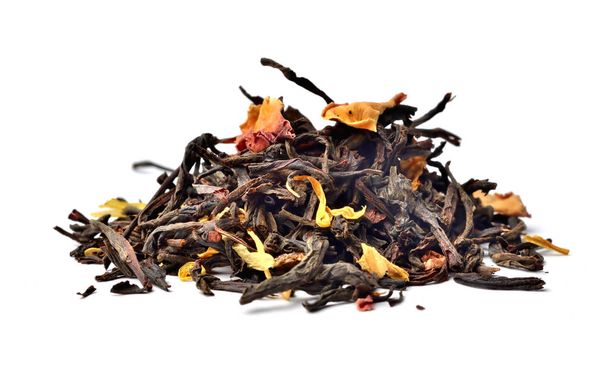 tas de feuilles de thé noir séché chinois isolé sur fond blanc. Gros plan
. - Photo, image