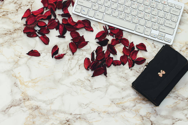Debriyaj çantası, modern klavye ve kurumuş çiçekler  - Fotoğraf, Görsel
