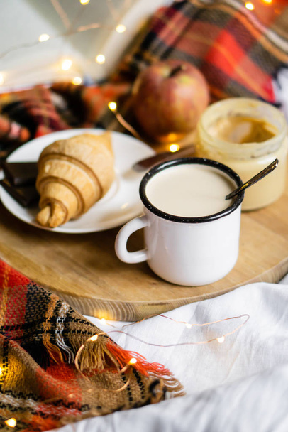 ベッドでの簡単な国の家の朝食、牛乳と自家製のペストリーを再生毛布でコーヒー。 - 写真・画像