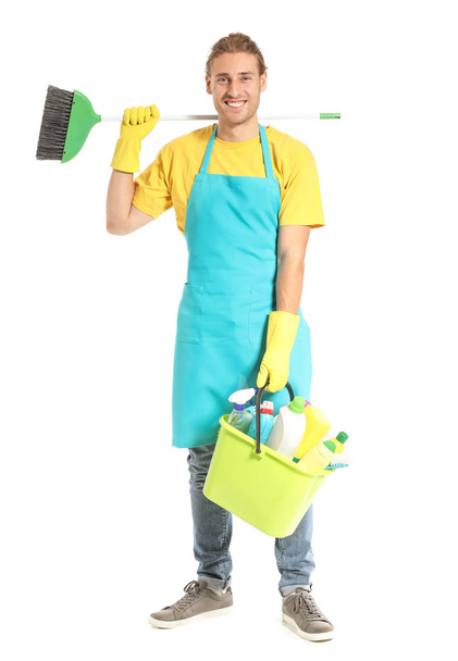 Мужской уборщик с чистящими средствами на белом фоне
 - Фото, изображение