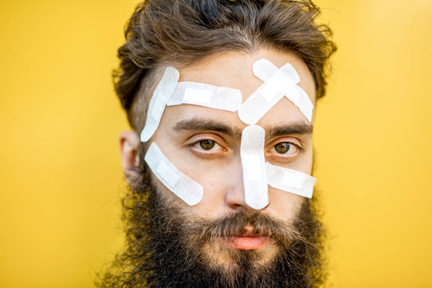 Uomo con macchie mediche sul viso
 - Foto, immagini