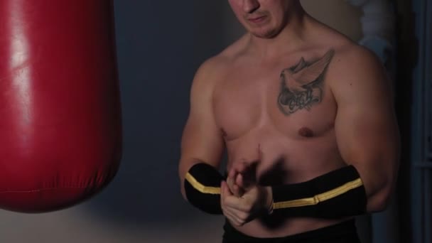 A férfi bokszoló behajlítja a karját edzés előtt.. - Felvétel, videó