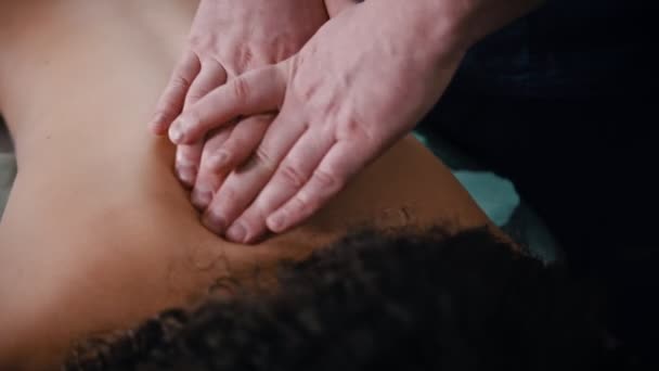 Traitement chiropraticien - le médecin qui donne au patient un massage doux - massant le dos
 - Séquence, vidéo