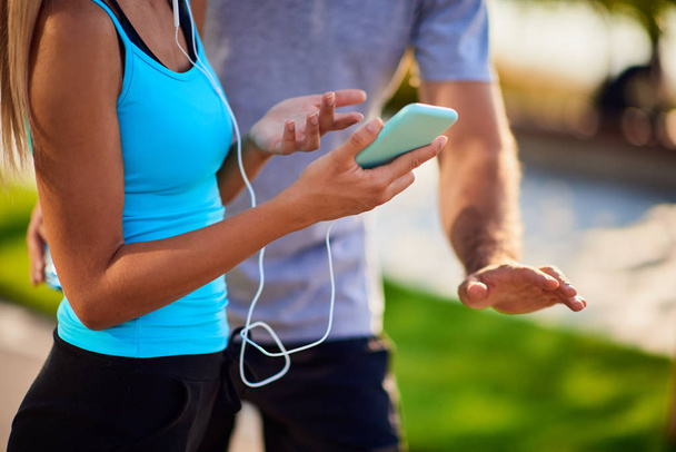 Moderne Frau und Mann joggen / turnen in urbaner Umgebung  - Foto, Bild