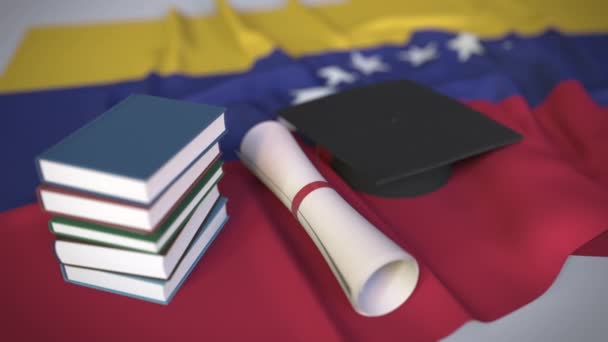 Végzős sapka, könyvek és oklevelek a venezuelai zászlóról. Felsőoktatás Venezuelában kapcsolódó konceptuális 3D animáció - Felvétel, videó