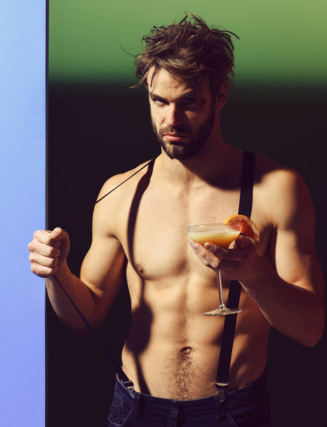 handsome muscular man with cocktail - Zdjęcie, obraz