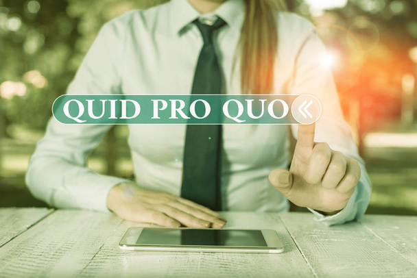 Handschrift tekst Quid Pro Quo. Concept betekent Een gunst of voordeel verleend of verwacht in ruil voor iets Vrouwelijke zakenman zittend aan tafel en met een mobiele telefoon. - Foto, afbeelding