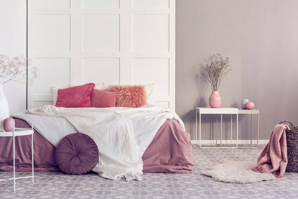 Fashionable pink, white and beige scandinavian bedroom interior - Foto, Imagem