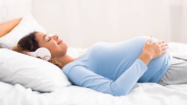 Entspannte Schwangere genießen Musik im Kopfhörer - Foto, Bild