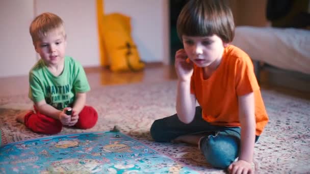 Dois meninos jogam um jogo no chão em casa
. - Filmagem, Vídeo