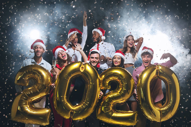 Fiatal Y-generációs barátok csoportja arany számokat cipelve 2020 - Fotó, kép