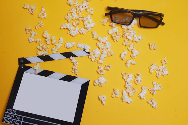 Sesión de cine, película, película clapperboard, palomitas de maíz, gafas 3D. V.
 - Foto, imagen