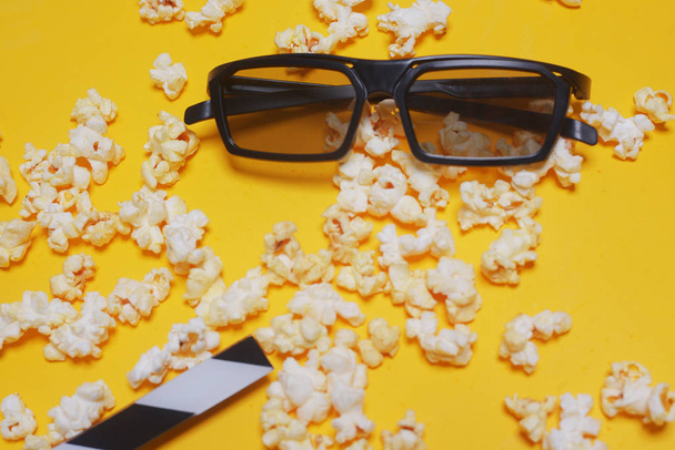 Sessão de cinema, filme, palmas de filme, pipocas, óculos 3D. V
 - Foto, Imagem