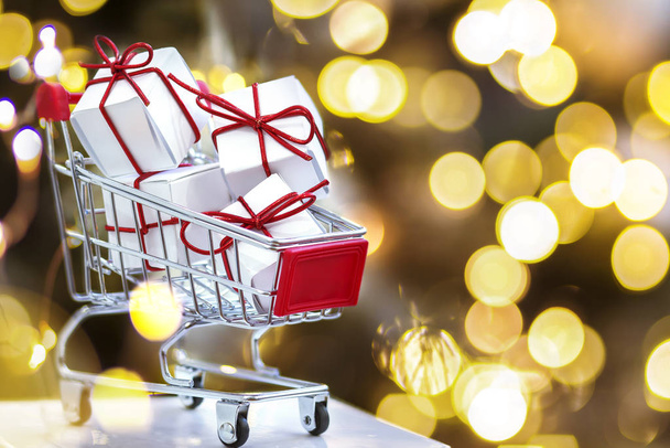 christmas decorations , small shopping cart with wrapped presents  - Фото, зображення