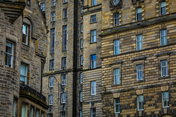 EDINBURGH, UNITED KINGDOM - MAY 30, 2019: Famous central streets and buildings of Edinburgh - the capital of Scotland. - Фото, изображение
