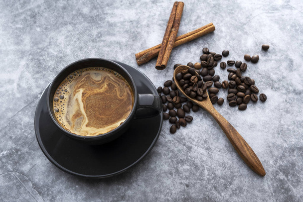 Café chaud et grains de café sur fond de béton
 - Photo, image