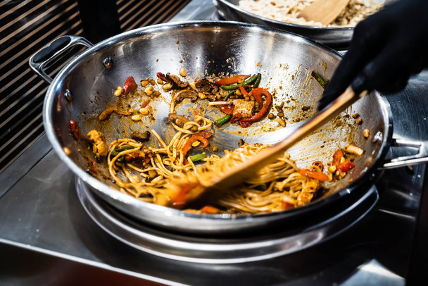 chef cooking noodles in the restaurant - Foto, Imagen
