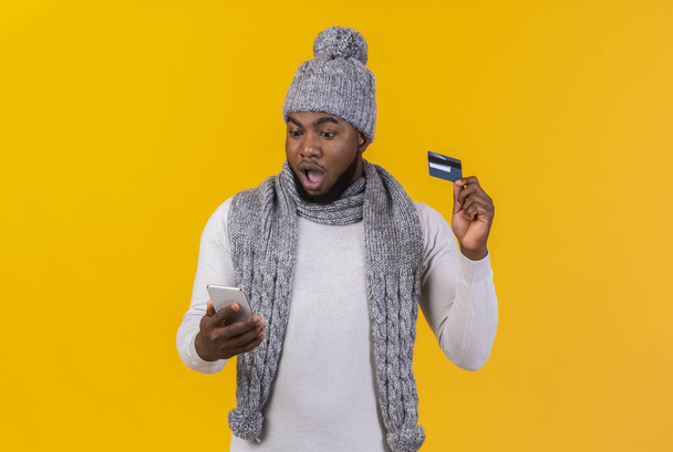 Meglepett afrikai férfi megtudja banki alkalmazás telefonon - Fotó, kép