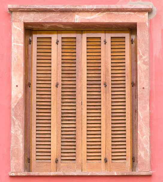 Okno z drewnianymi żaluzjami - Zdjęcie, obraz