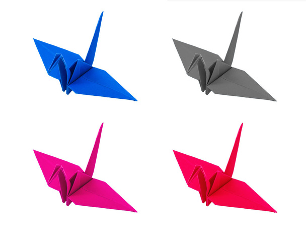 Origami dos pájaro rosa con el papel rojo del corazón sobre fondo blanco
 - Foto, Imagen