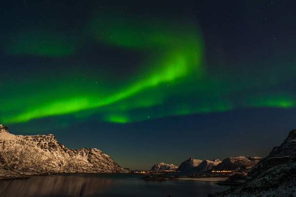 Dramatická polární světla, Aurora borealis přes hory na severu Evropy - Lofotenské ostrovy, Norsko - Fotografie, Obrázek