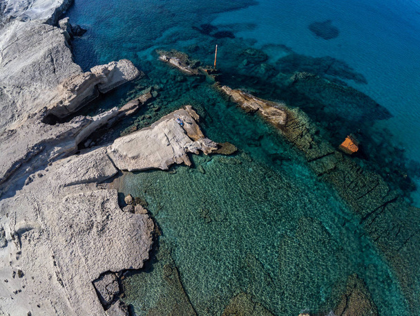 Вид с воздуха на скалы и части потерпевшего крушение корабля в Саракинико быть
 - Фото, изображение