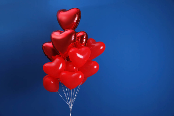 Ballons en forme de coeur sur fond bleu, espace pour le texte. Fête de la Saint Valentin
 - Photo, image