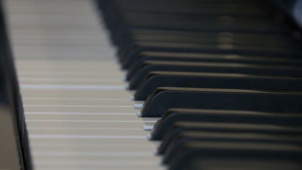 İlginç mistik kendi kendine çalan piyano. Kendi kendine çalan siyah beyaz piyano tuşları. - Video, Çekim