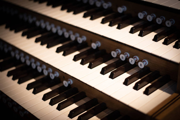 Clavier d'un piano d'église catholique traditionnel
. - Photo, image