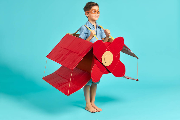 Mały chłopiec pilot grać z kartonu samolot box - Zdjęcie, obraz