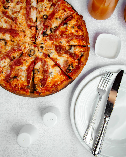 chicken pizza with olive, cheese and tomato sauce - Fotografie, Obrázek