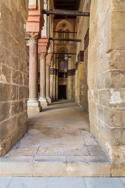 Przejście do meczetu Sułtana Qalawun z kamiennymi kolumnami i kolorowymi witrażami, Kair, Egipt - Zdjęcie, obraz
