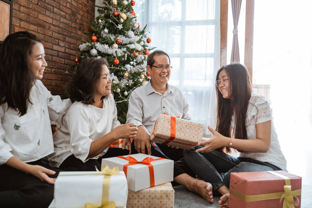 ασιατική οικογένεια δώρο exchage κατά τη διάρκεια της ημέρας των Χριστουγέννων - Φωτογραφία, εικόνα