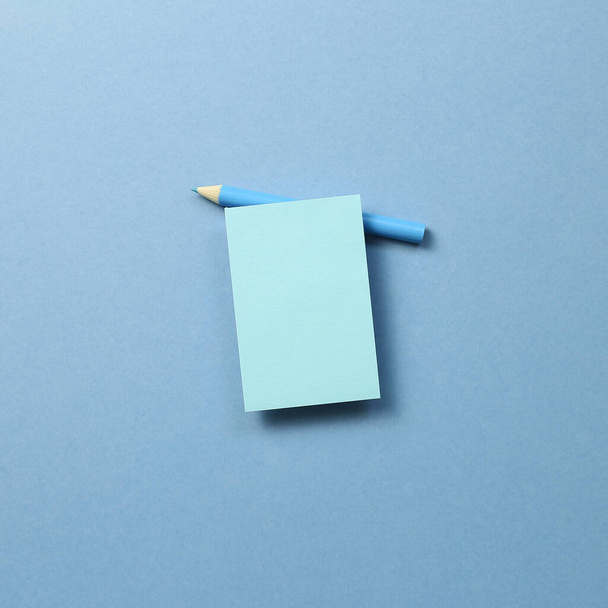 Bloc note note bleu et crayon de couleur bleue sur fond bleu
 - Photo, image