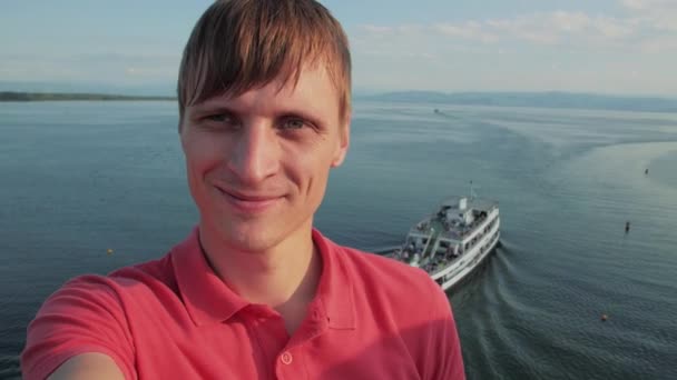 Fiatalember utazó a kikötőben - Felvétel, videó