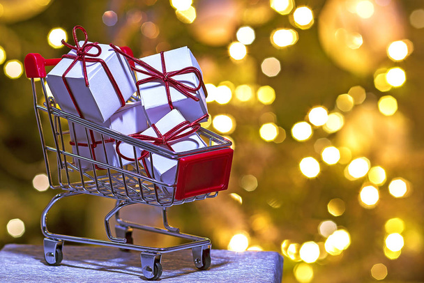 christmas decorations , small shopping cart with wrapped presents  - Фото, зображення