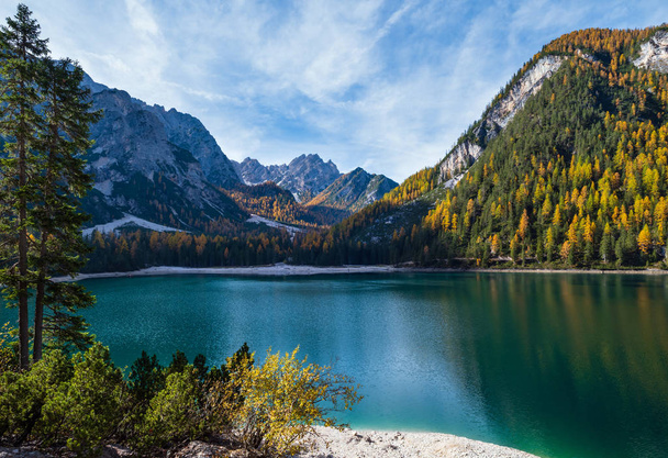 Autumn peaceful alpine lake Braies or Pragser Wildsee. Fanes-Sen - Valokuva, kuva