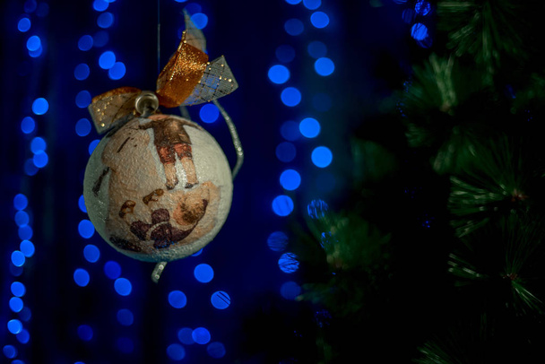 domácí vintage Vánoční míč válcování ve vzduchu v blízkosti Novoroční strom.  - Fotografie, Obrázek