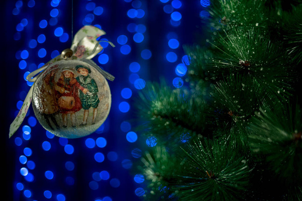 kotitekoinen vintage Christmas pallo liikkuvan ilmassa lähellä NewYears Tree
.  - Valokuva, kuva