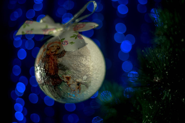 kotitekoinen vintage Christmas pallo liikkuvan ilmassa lähellä NewYears Tree
.  - Valokuva, kuva