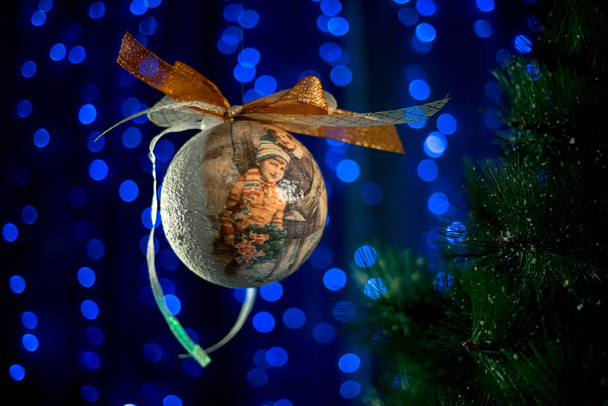 zelfgemaakte vintage kerstbal rollen in de lucht in de buurt van Newyears Tree.  - Foto, afbeelding