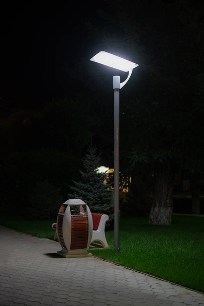 lanterne de lampadaire dans la rue de la ville urbaine la nuit
 - Photo, image