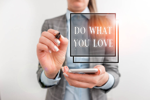 Käsiala Tekstin kirjoittaminen Do What You Love. Käsitteen merkitys Tee nautinnollisia asioita tehdä toimintaa motivaatiota Liiketoimintakonsepti matkapuhelimella ja liiketoiminnan nainen
. - Valokuva, kuva