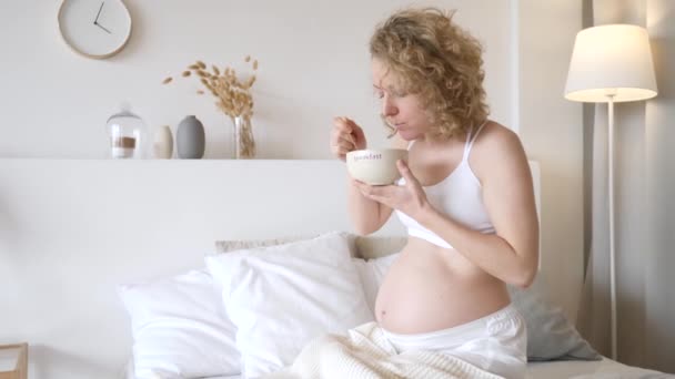 お腹を空かせた妊婦が朝食をとる。妊娠中の欲求. - 映像、動画