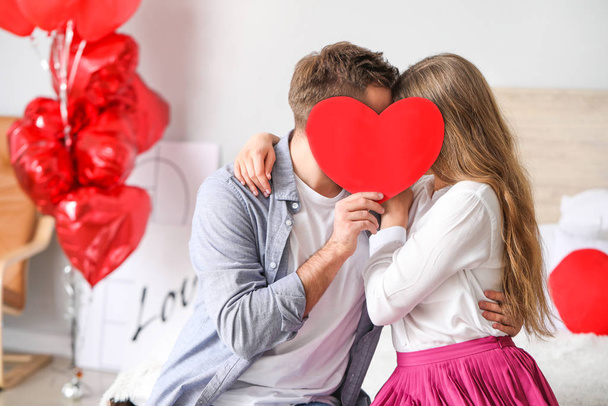 glückliches junges Paar feiert Valentinstag zu Hause - Foto, Bild