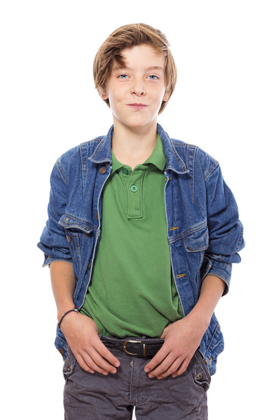 усміхнений хлопчик-підліток з великими пальцями в його поясі, ізольований на білому
 - Фото, зображення
