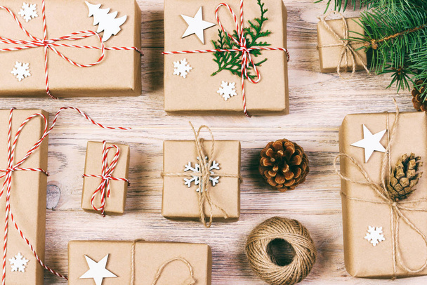 Ploché položení objektu pro veselé Vánoce a Šťastný nový rok koncept. Míchat dárky box a doplňky dekorace a ozdoby pro vánoční sezónu. Izolované - Fotografie, Obrázek