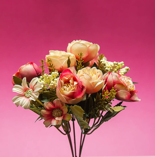 Foto rústica de un ramo de flores de peonías blancas y rosas sobre una vista frontal de fondo de color
. - Foto, Imagen